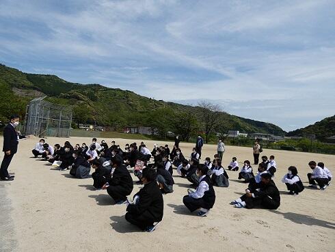 校長先生のお話を真剣に聞いています