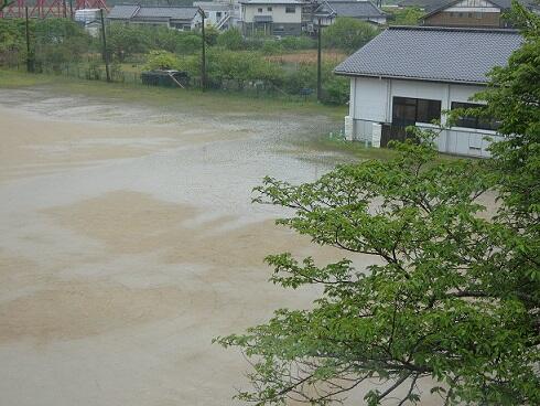 グラウンドに雨が降っている様子