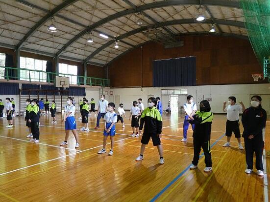 一生懸命にダンスを覚えている様子