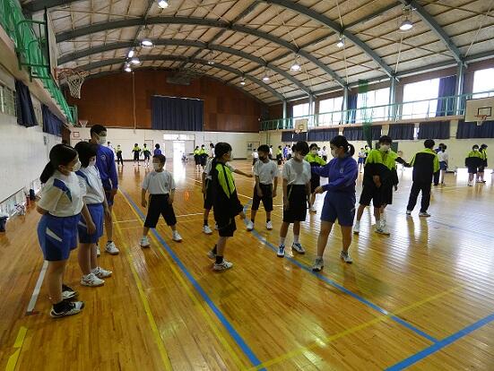 ３年生が１年生に教えている様子