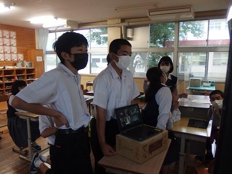 意見を聞いている様子