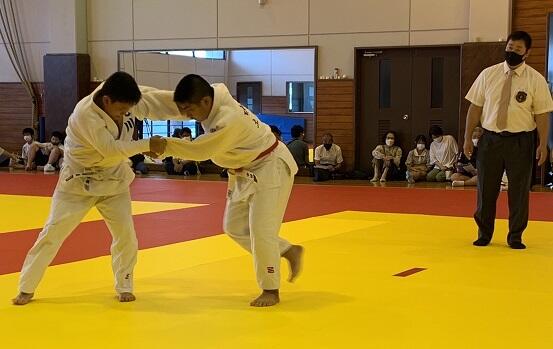 組み合っている様子