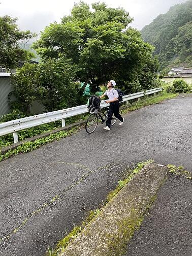 自転車を押して坂を下る様子