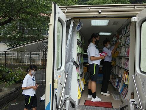 本を見ている様子