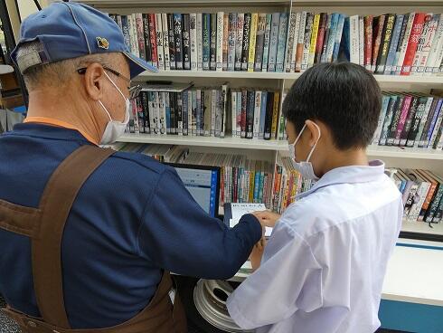 本を借りている様子