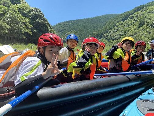 大型ボートに乗る生徒の様子