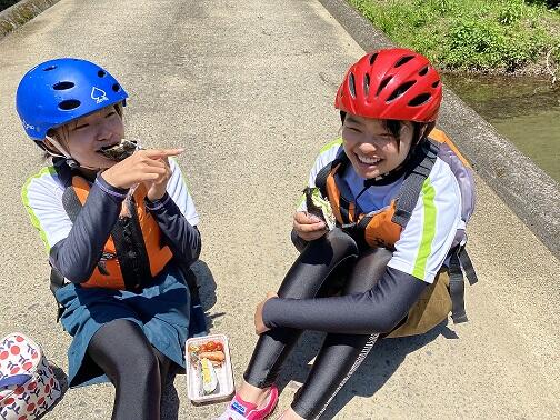 お昼休みを食べている様子