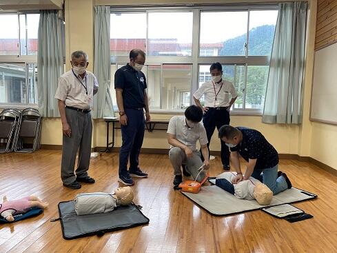 一生懸命心肺蘇生をしています