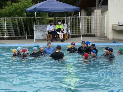 話を聞いている様子