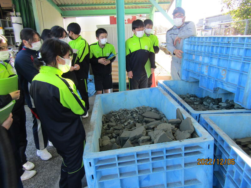 汚泥から金属を回収する様子