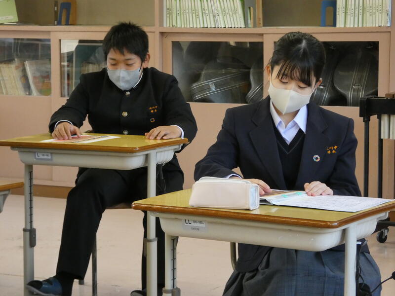 紙で練習をしている様子