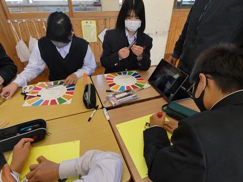 風車に願いを書いている様子