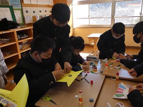 終わった生徒が教え合い活動をしている様子