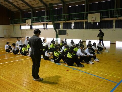 先生の指示を聞く生徒