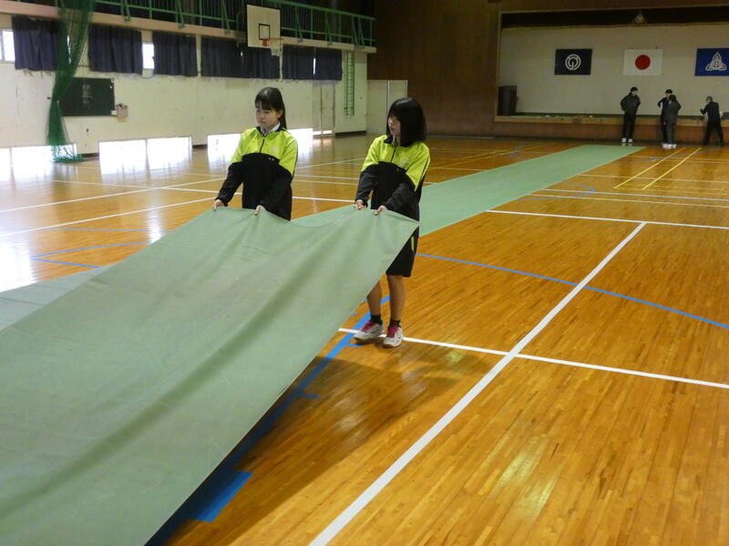 シートを引っ張る生徒