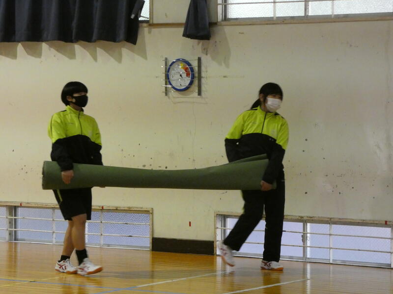 シートを運ぶ生徒