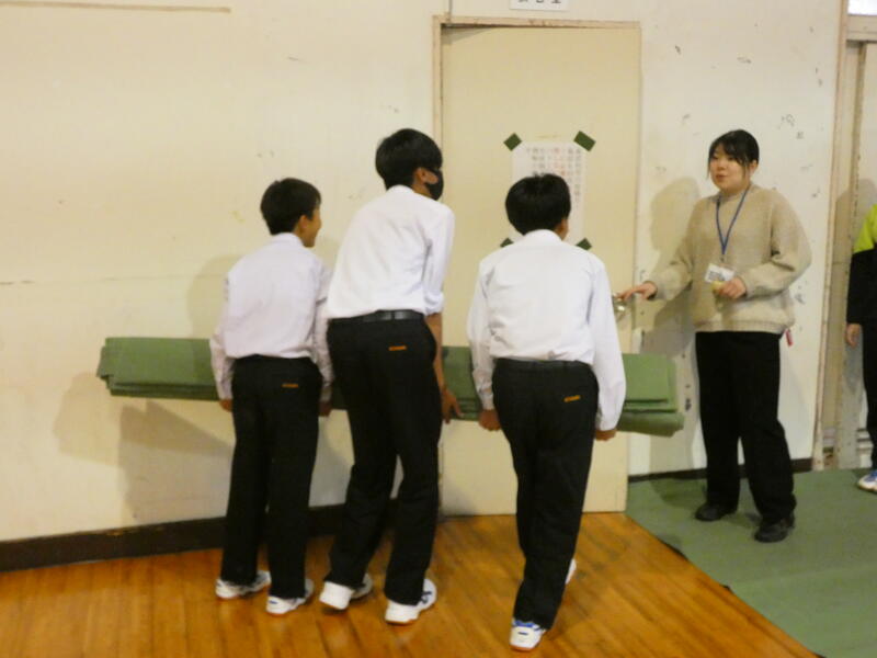 シートを運ぶ生徒２