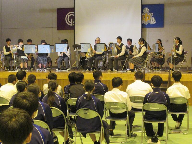 聖心ウルスラ学園高校の吹奏楽部の演奏の様子