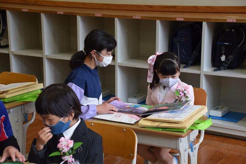 新しい教室の席で