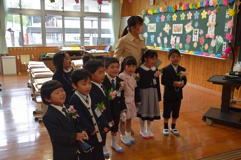 ならんであいさつ