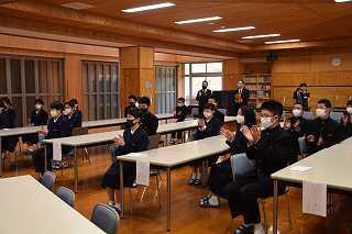 拍手でむかえます