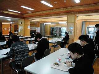 中学生の給食の様子