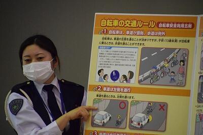 パネルを用いて説明