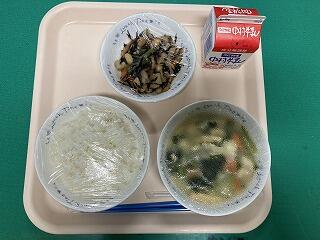麦ごはん、牛乳、ひじきの炒り煮、魚のみそ汁
