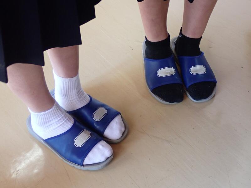 女子生徒の足もと