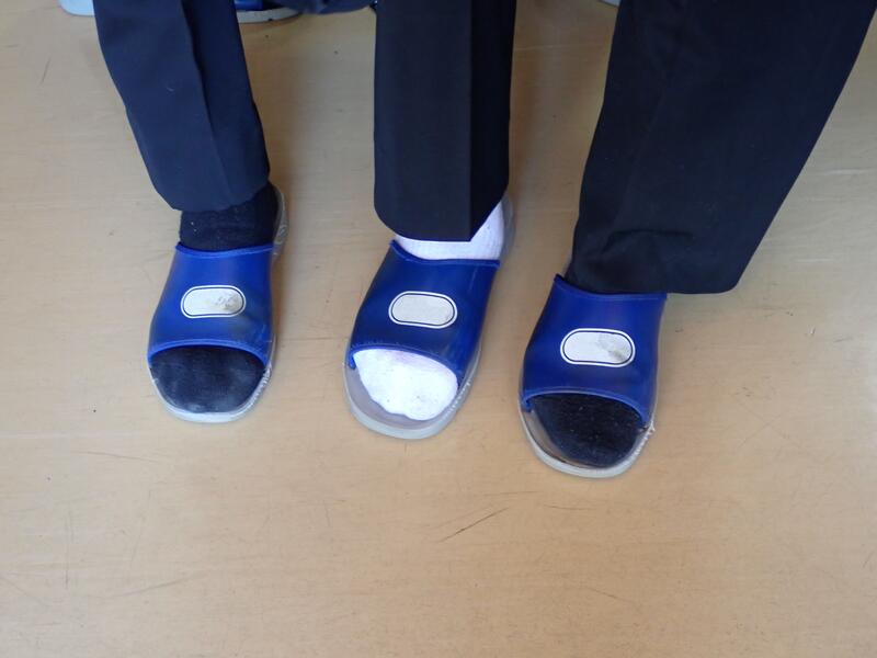 男子生徒の足もと