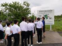 目線の先には、慰霊碑が見えます。