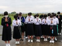 戦争当時を偲び、みんなで手を合わせました。