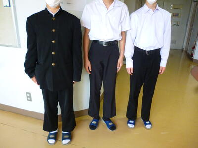 男子の制服です。左から冬服・夏服・合い服