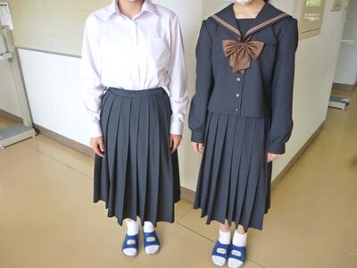 女子の制服です。左が合服、右が冬服です。
