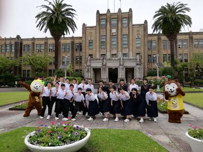 県庁の建物をバックにパチリ！