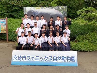 動物園前で集合写真をパチリ