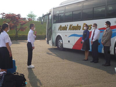 今回の修学旅行をサポートしてくだっさった添乗員さん、バスガイドさん、運転手さんへのお礼の挨拶