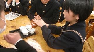 お茶を入れている生徒