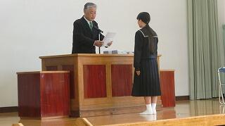 修了証を受け取る１年生