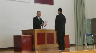 修了証を受け取る２年生