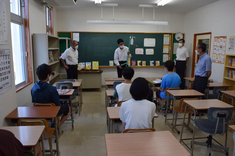 本校機械科の生徒が熱心に説明をしています。