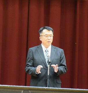 始業式で話す堀切校長