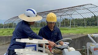 田植え機の操作を受ける様子