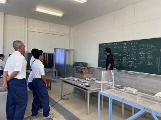 実験の説明を受ける生徒