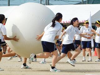 ３年団技　大玉転がし