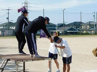 団対抗リレー１位　女子黄団、男子青団
