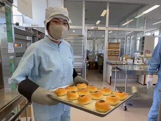 焼き上げたパンを窯から取り出します。