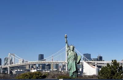 東京タワーをバックにレインボーブリッジを撮影