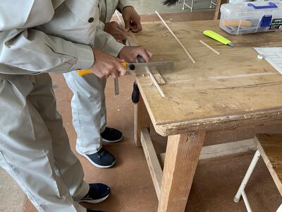 慎重に作業を進めています