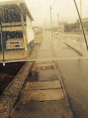 雨の日の通学風景